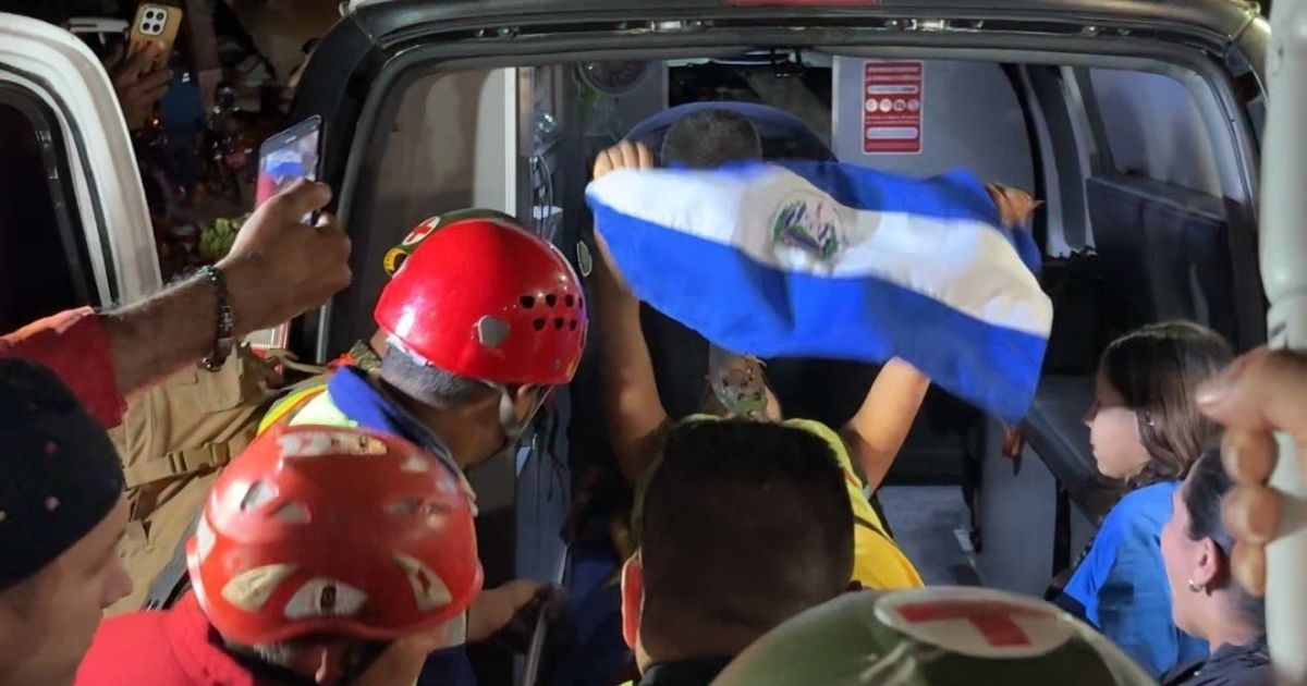 Equipes de El Salvador resgatam menina e cachorro em escombros na Venezuela