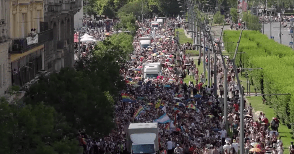 Húngaros participam da primeira Parada LGBT+ desde a derrota de Orbán