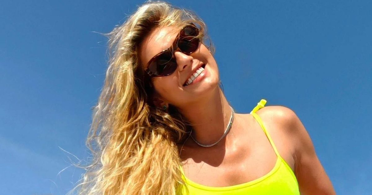 Lívia Andrade usa biquíni em homenagem ao Brasil em praia de Miami