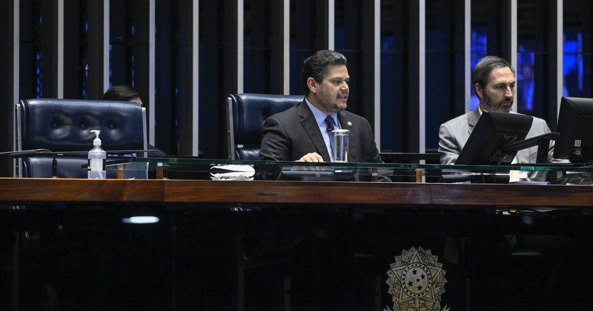PEC do fim da escala 6×1 completa um mês parada no Senado