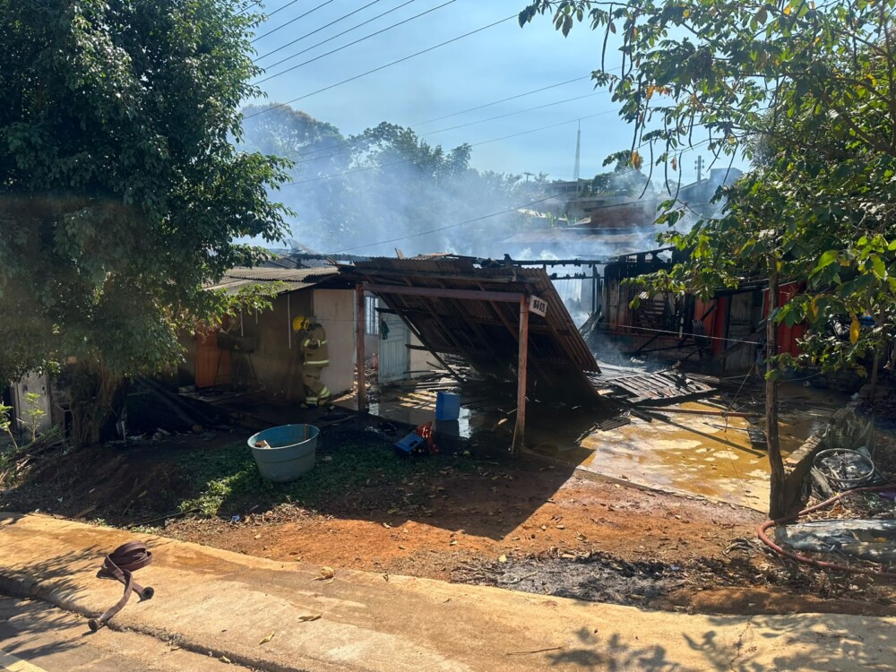 JARU: Incêndio destrói residência na rua Padre Chiquinho setor 1A