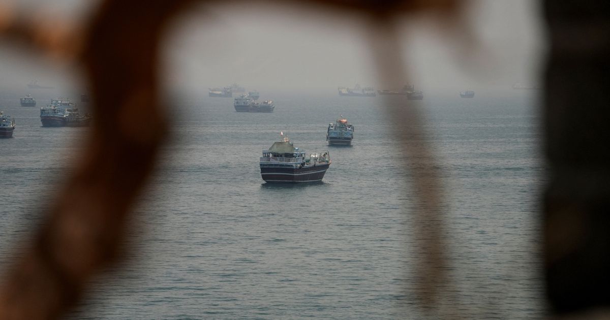 Cerca de 40 navios transitaram pelo Estreito de Ormuz na segunda-feira (29)