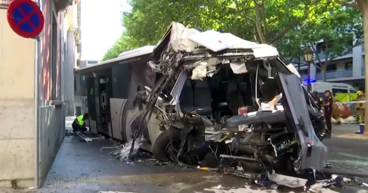 Acidente de ônibus na Espanha deixa ao menos 44 feridos