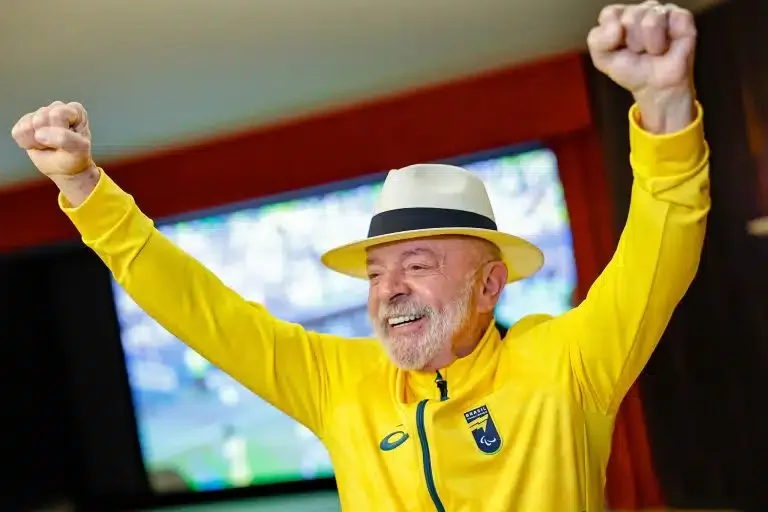 Lula cresce e dispara; Flávio  despenca em nova pesquisa