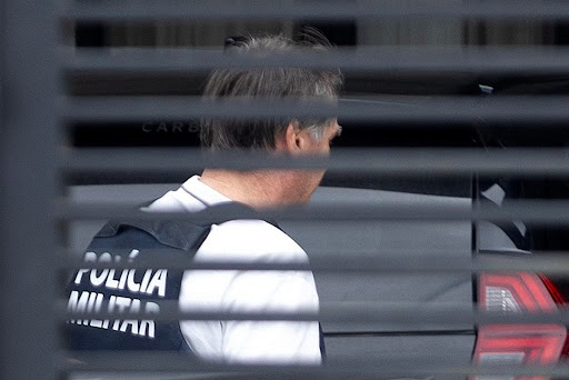 Polícia indicia militar parado em blitz com arma de Bolsonaro, mas poupa o ex-presidente