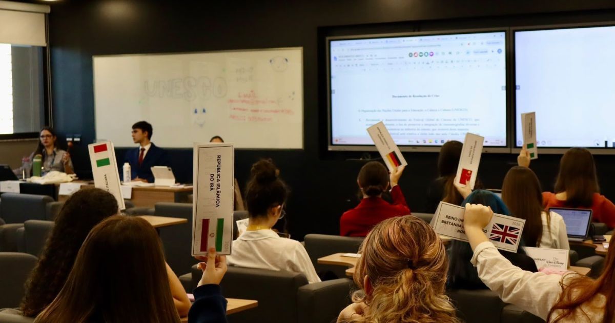 Simulação da ONU encerra edição com jovens debatendo crises globais em SP