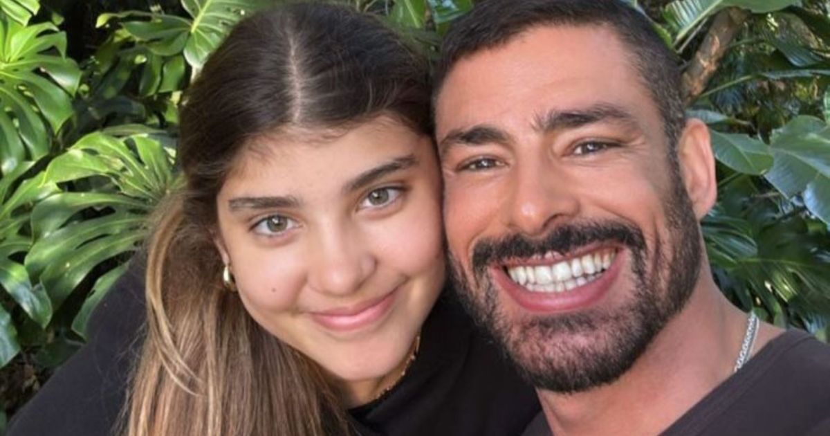 Cauã Reymond recebe presentes da filha Sofia após viagem com a mãe