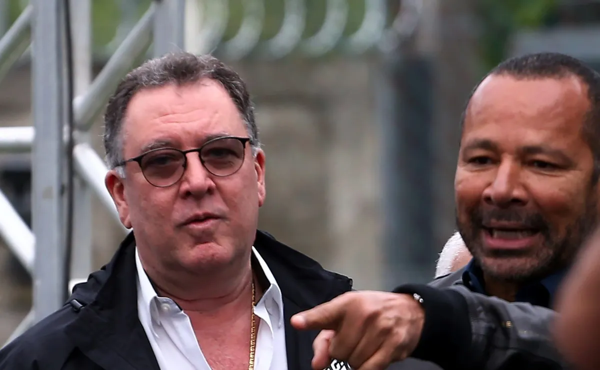 Neymar pai marca presença no CT do Santos e conversa com Marcelo Teixeira após polêmicas