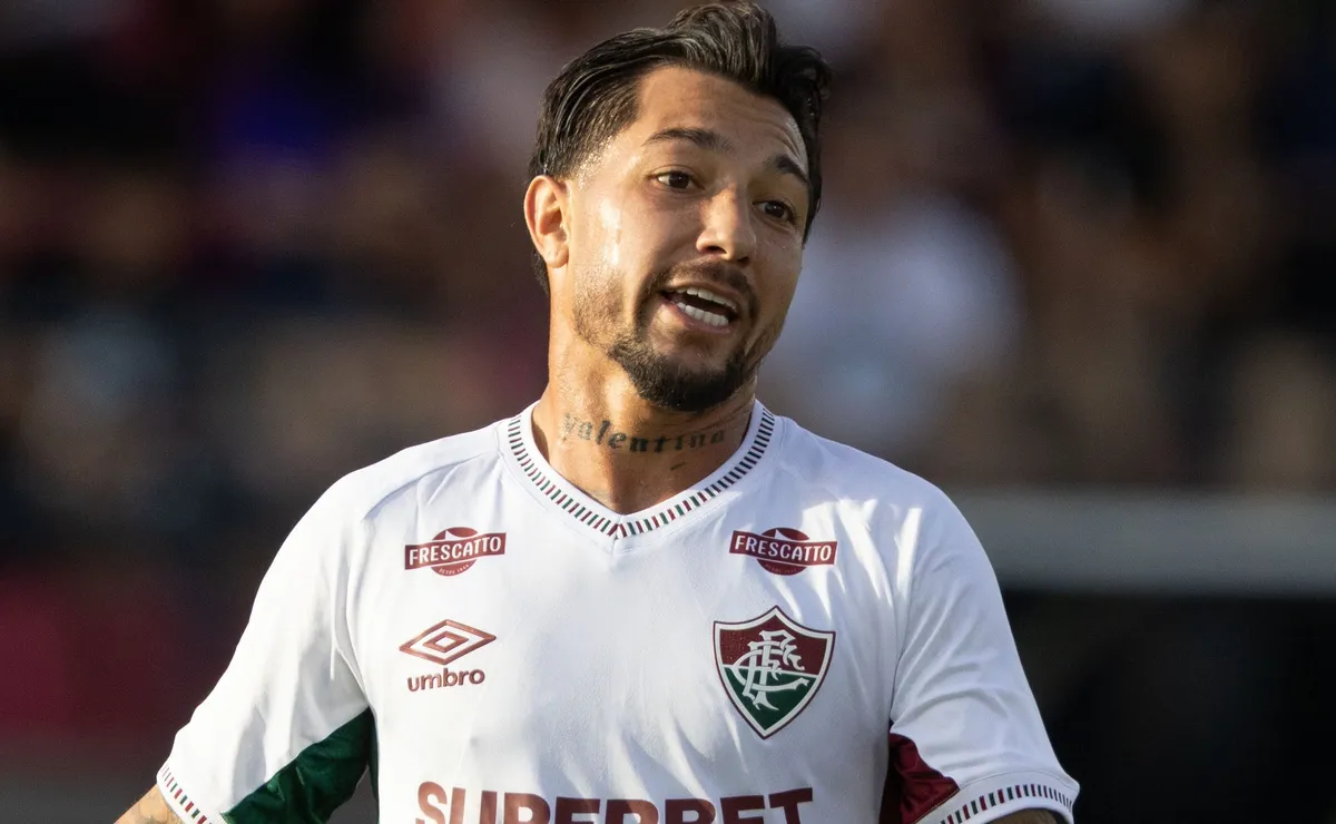 Lucho Acosta levanta suspeita de manipulação por cartão amarelo em jogo do Fluminense