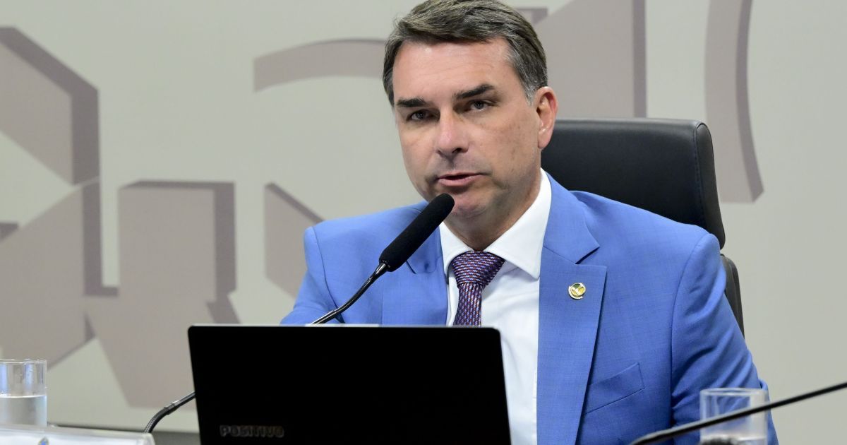 Flávio deve prestar depoimento nesta terça sobre suposta calúnia a Lula