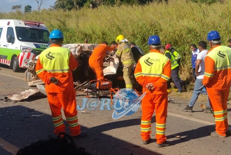 Grave acidente entre carro e carreta deixa um morto e interdita a BR-364 em Ouro Preto do Oeste