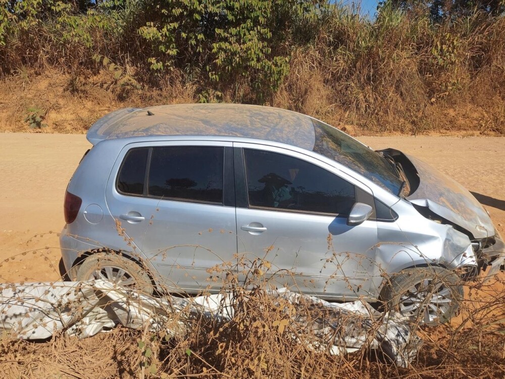 Theobroma: Motorista desvia de motocicleta, capota veículo e passageira é encaminhada ao hospital