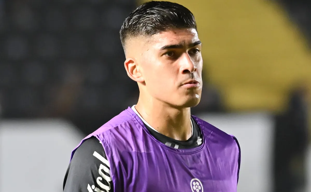 Torcida do Santos se revolta após erro ‘grotesco’ de Adonis Frias e comentam: “Absurdo”