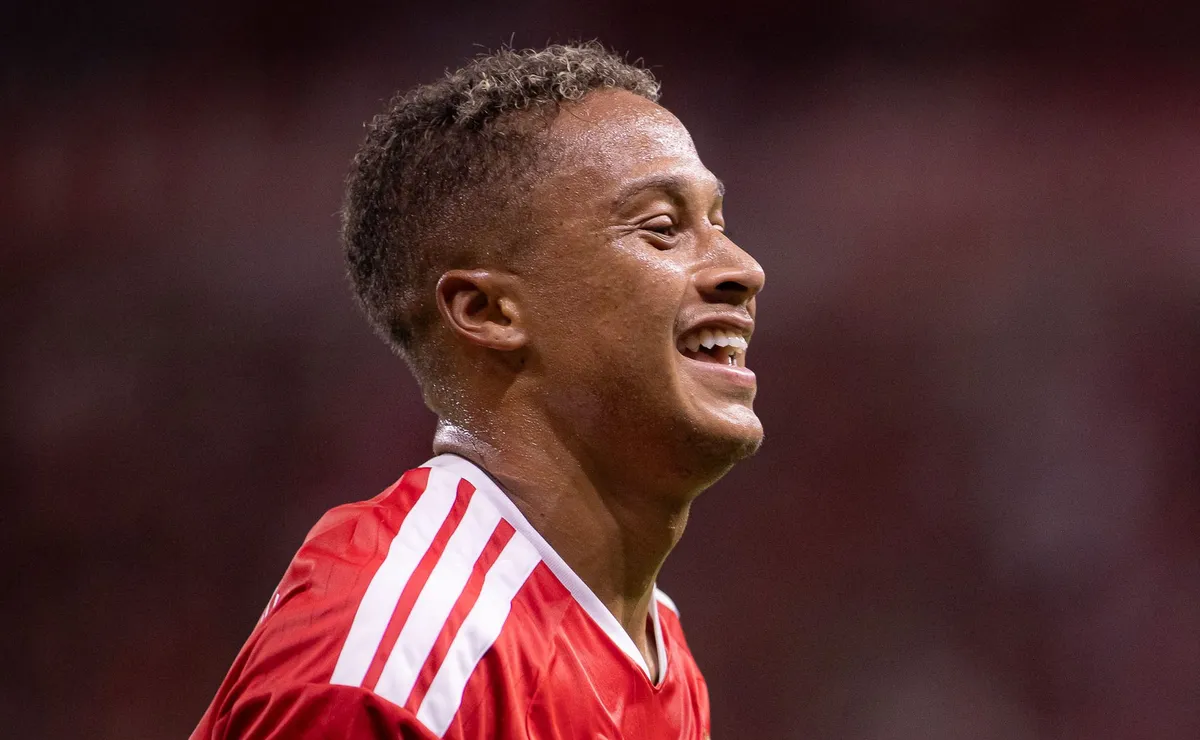 Vitinho surpreende e abre o placar para o Internacional contra o Flamengo no 1º tempo