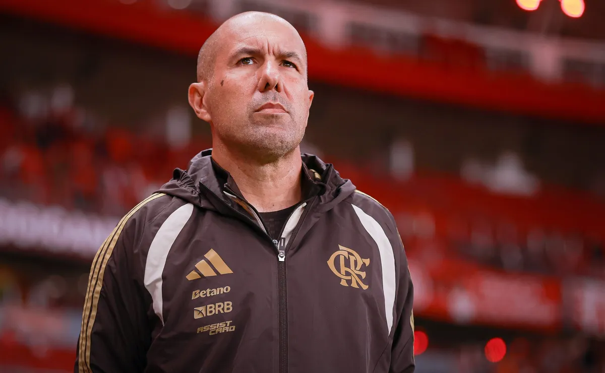 Pressionado, Leonardo Jardim promove ajustes na equipe e vê Flamengo empatar diante do Internacional