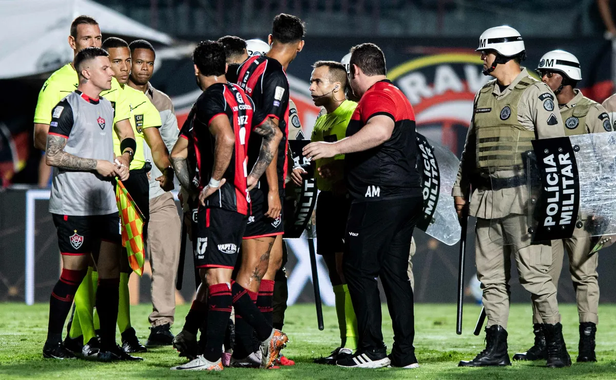 Presidente do Vitória detona arbitragem contra o Palmeiras e promete acionar a CBF nos bastidores