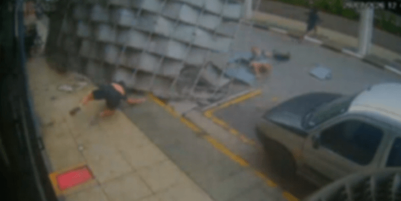 Estrutura de loja cai em crianças após ventania no litoral de SP