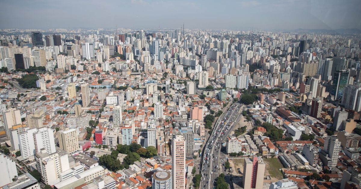 Capital paulista ainda tem imóveis sem energia após ventania