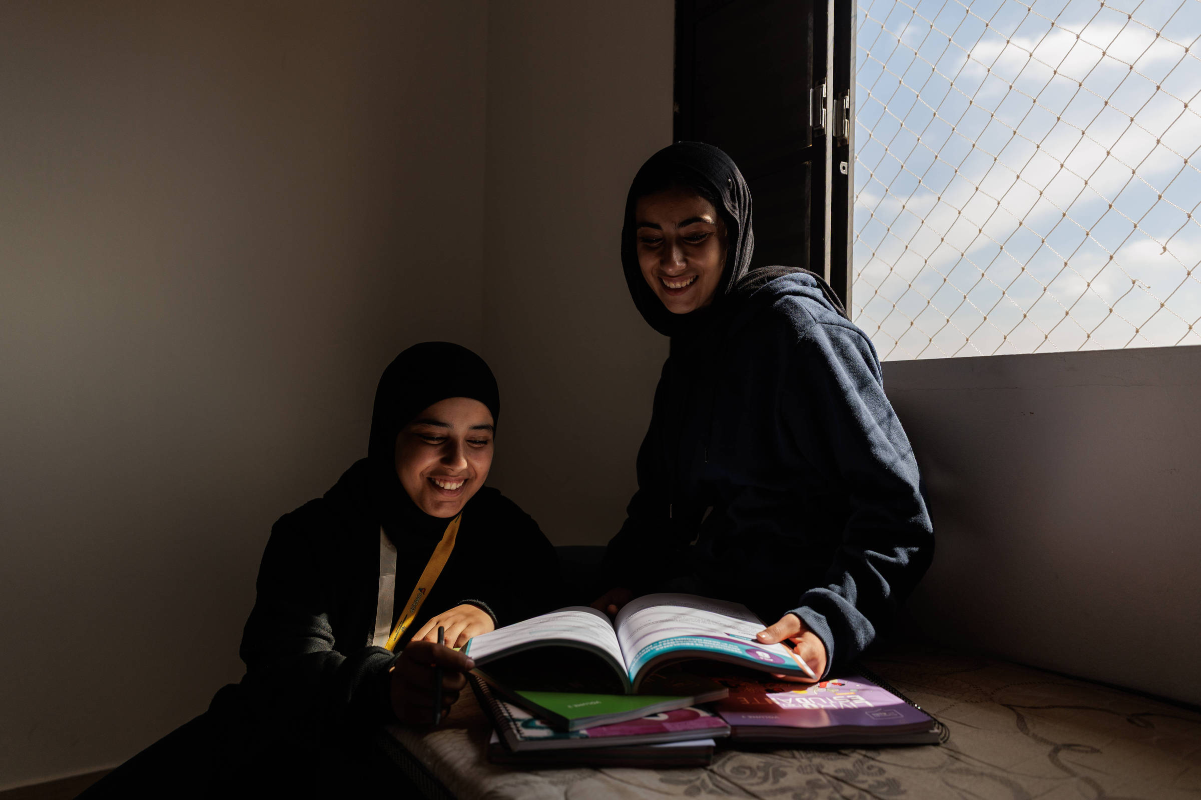 Irmãs palestinas superam guerra e conquistam medalhas de matemática no Brasil