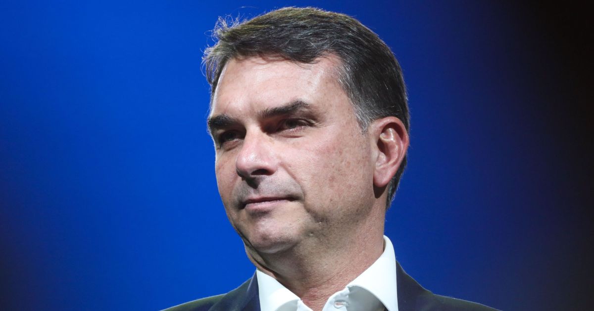 Flávio diz que vaga de vice está em aberto e que conversa com partidos