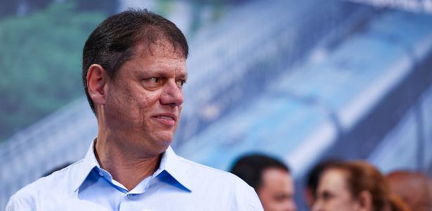 Tarcísio emociona ao agradecer mulheres e exalta apoio de Bolsonaro em discurso
