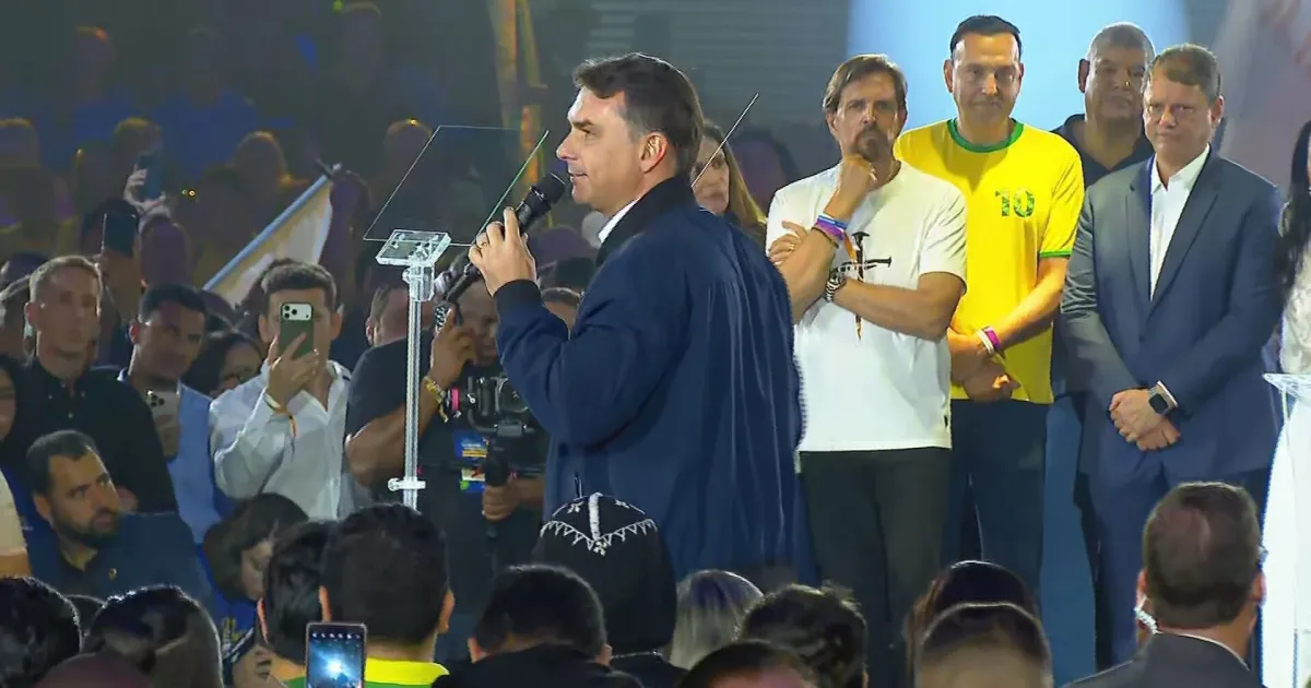 Flávio Bolsonaro propõe mudanças na Constituição para proteger mulheres e crianças