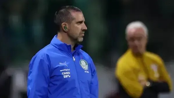 Auxiliar de Abel Ferreira comenta suspensão do treinador no Palmeiras