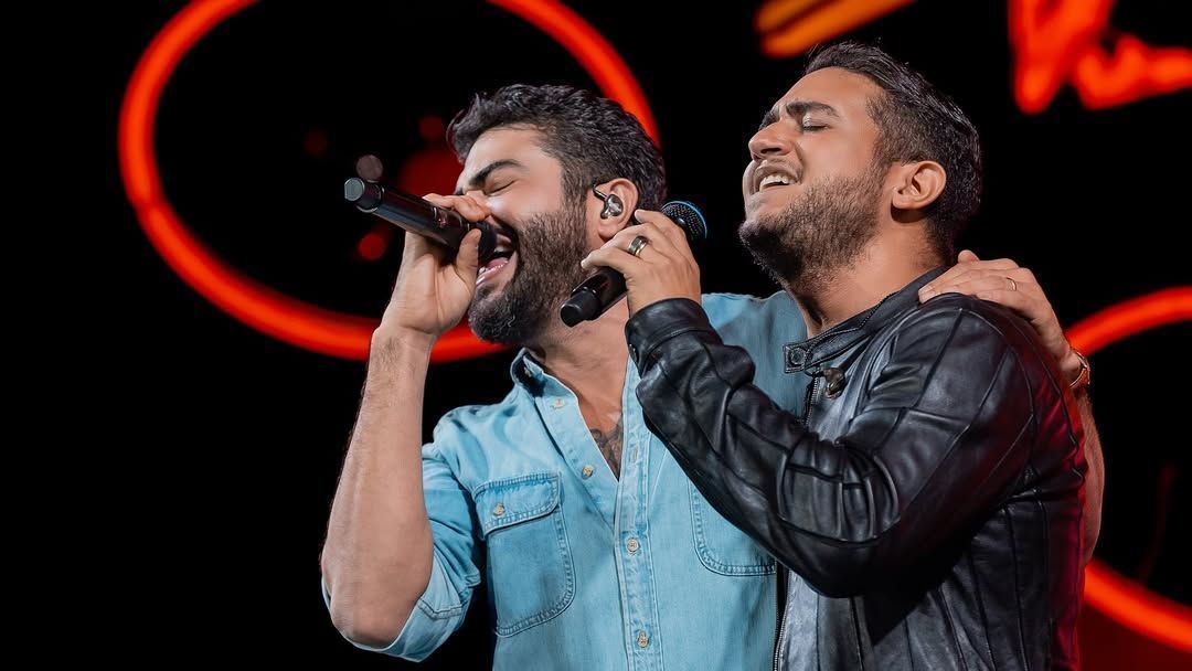 Henrique, da dupla com Juliano, se emociona ao fazer desabafo em show