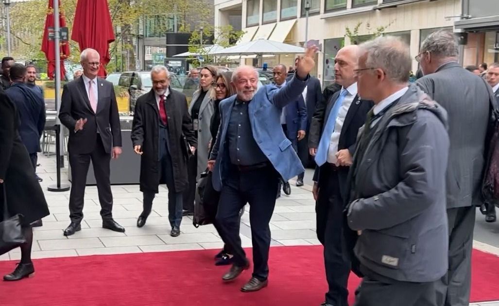 Lula chega a Alemanha para encontro com Friedrich Merz
