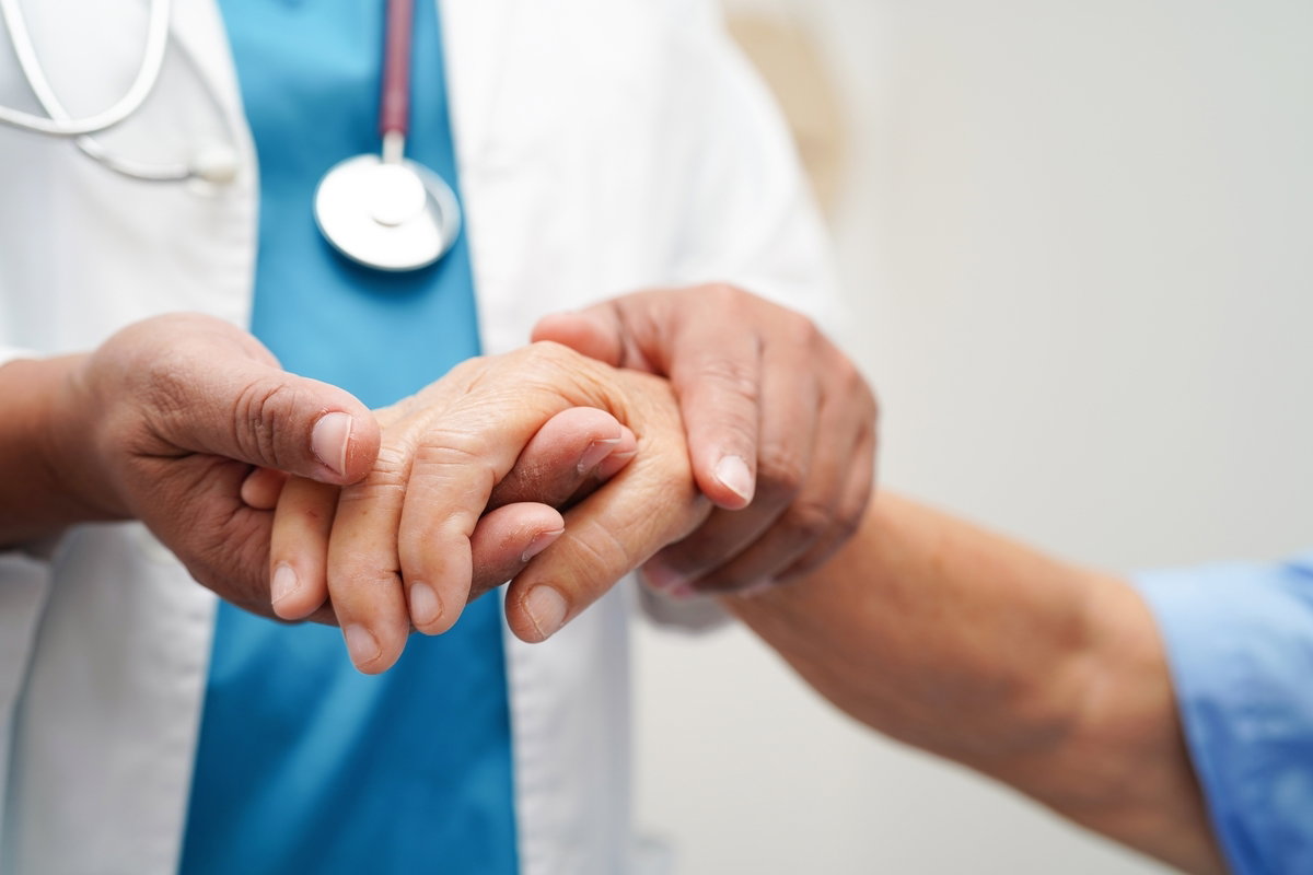 Mão inchada: 9 principais causas (e o que fazer)