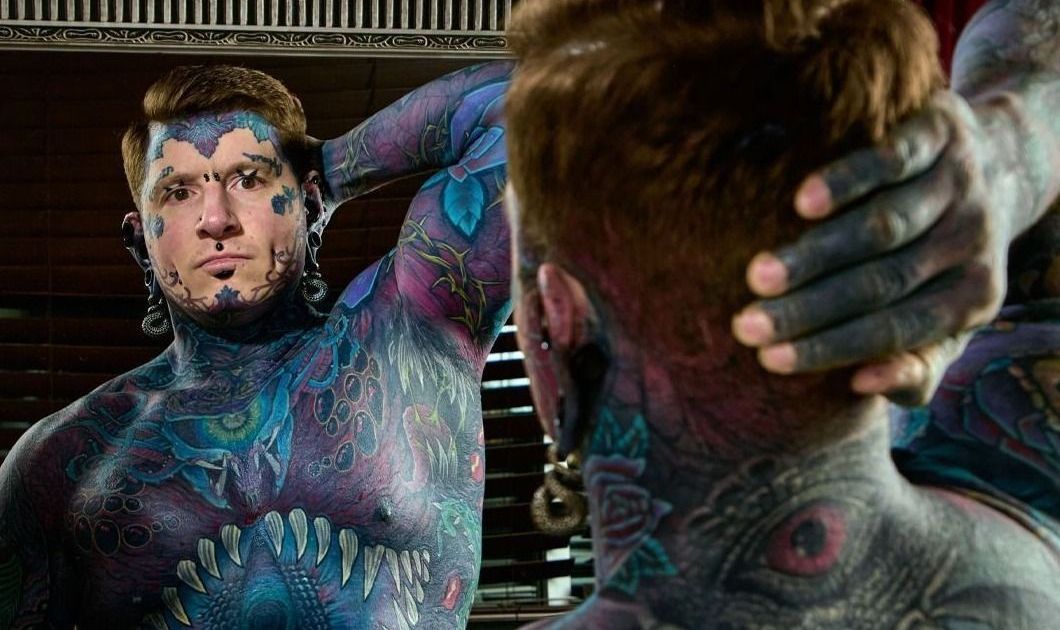 Ele colocou 40 camadas de tinta sobre o corpo e se tornou o homem mais tatuado do mundo, com direito a registro no Guinness World Records