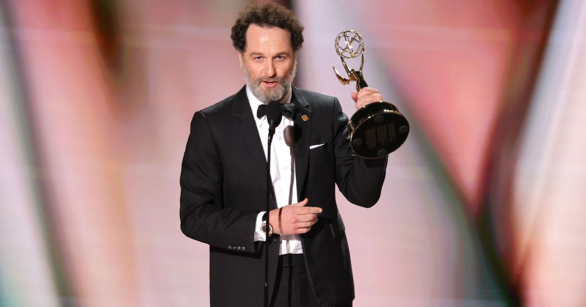 Matthew Rhys se torna o 1º a ganhar dois Emmys de Melhor Ator no mesmo ano