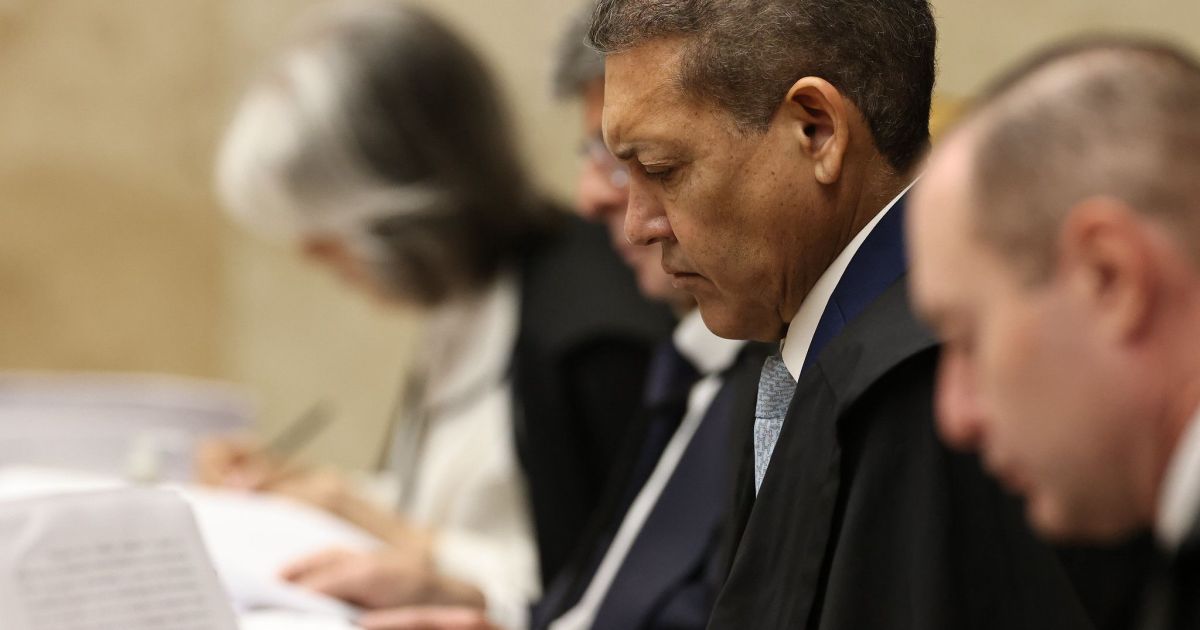 Após se declarar impedido, Nunes Marques pede para se retirar do plenário