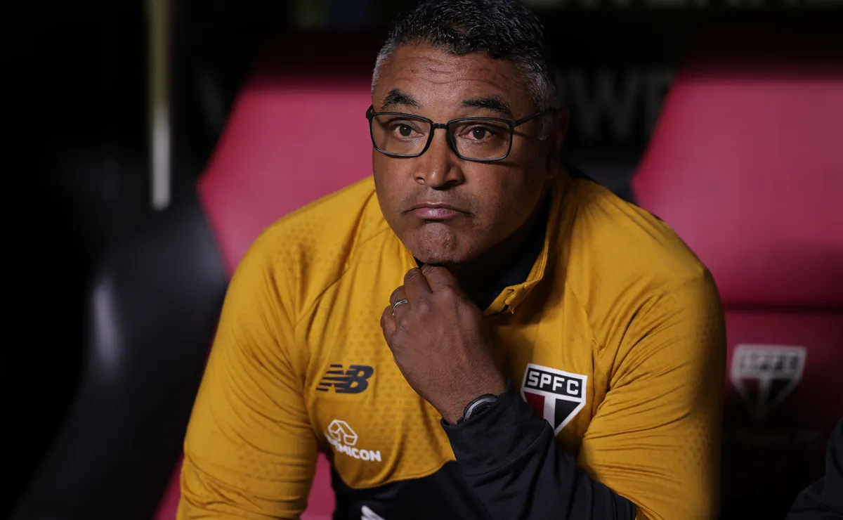 Pressão cresce no São Paulo, mas diretoria banca Roger Machado após derrota para o Vasco