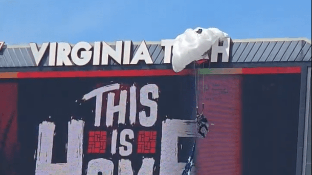 Paraquedista fica preso em placar durante jogo universitário nos EUA; veja