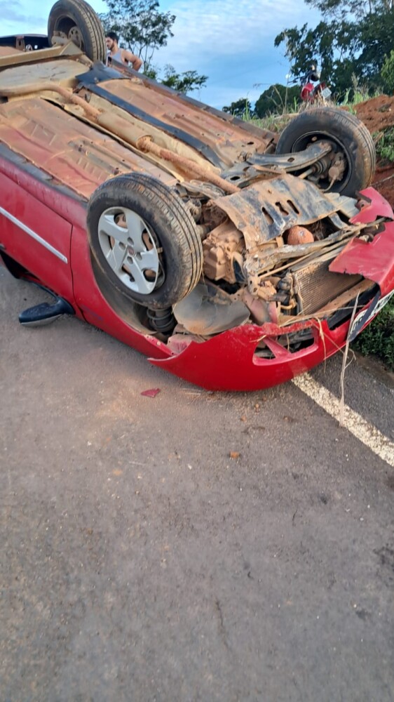 Jaru: Fiat Palio perde o controle e capota em rua do setor 06