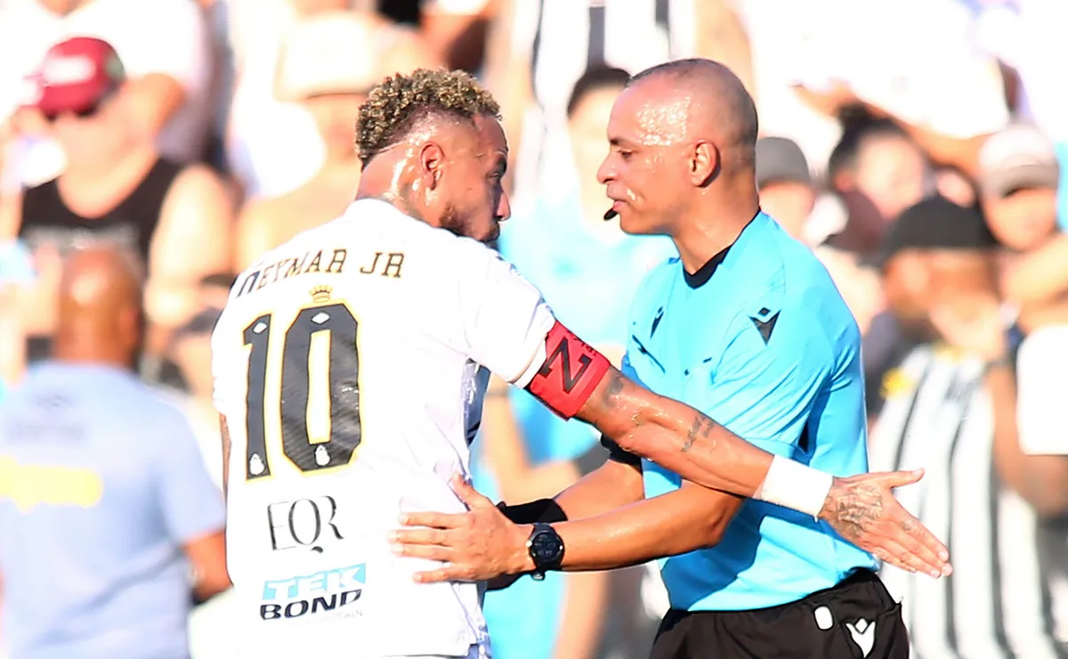 PC Oliveira aponta erro grave de Wilton Pereira em gol de Gabigol em Santos x Fluminense