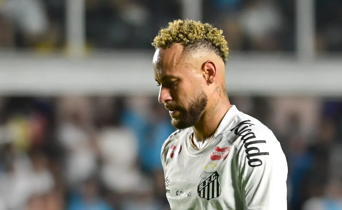 Neymar coloca os dedos nos ouvidos ao sair do gramado após Santos ser derrotado