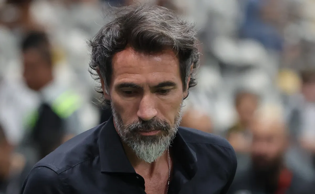 Após rumores de pedido de demissão de Eduardo Domínguez, Paulo Bracks nega reunião no Atlético-MG