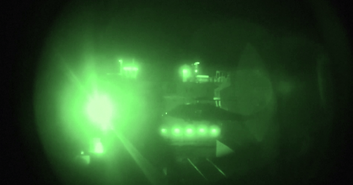 Imagens noturnas mostram fuzileiros navais dos EUA abordando navio iraniano