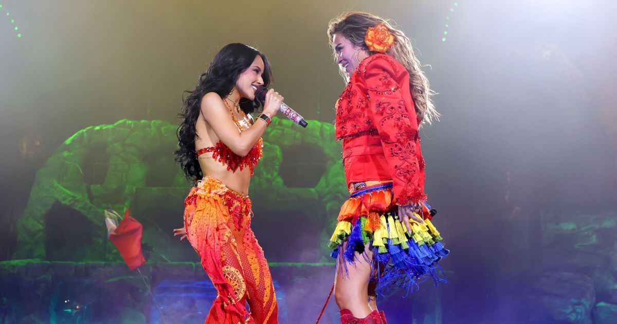 Becky G defende imigrantes nos EUA durante show de Karol G no Coachella