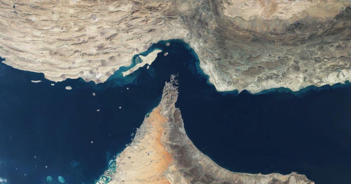 Apenas 16 navios passaram pelo Estreito de Ormuz nesta segunda-feira (20)