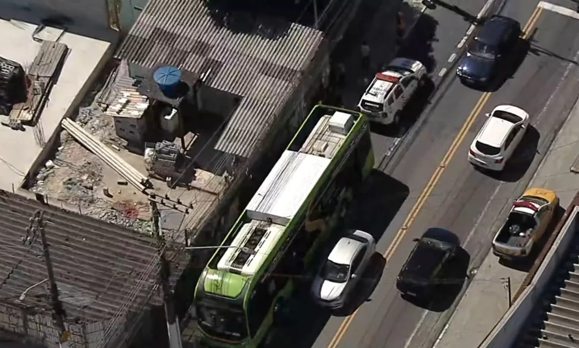 Atropelamento de mulher por ônibus elétrico em São Paulo mobiliza SAMU e bloqueia via