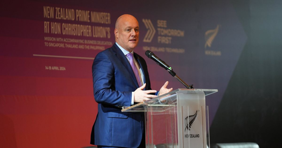 Premiê da Nova Zelândia conquista voto de confiança e permanece no governo