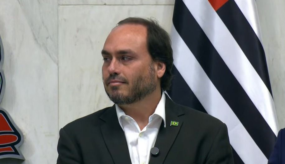 Carlos Bolsonaro ameaça listar membros do PL que “não apoiam” Flávio