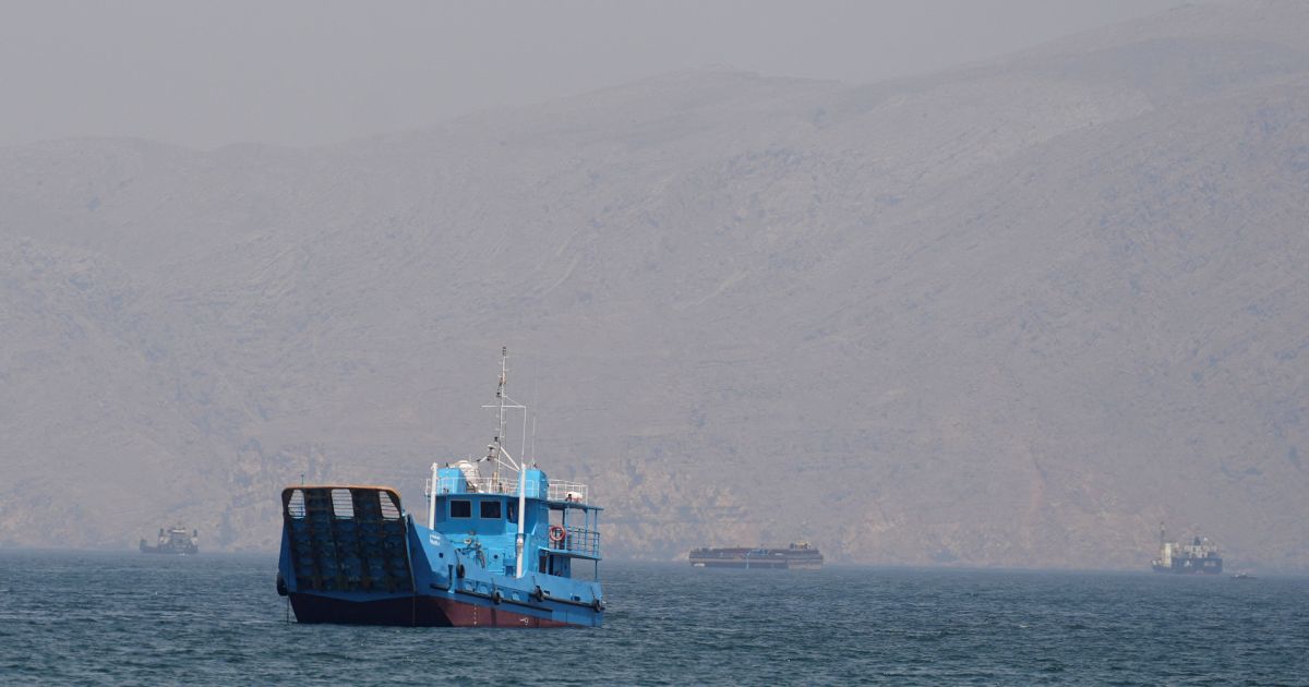 Irã ataca navio cargueiro perto do Estreito de Ormuz, diz agência marítima
