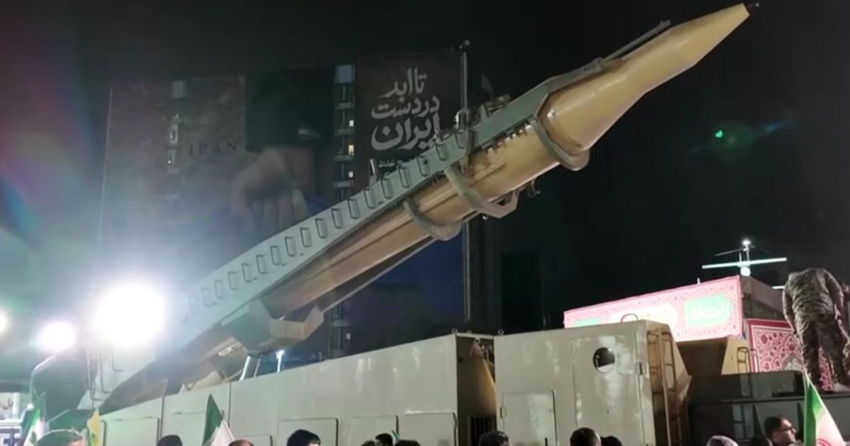 Irã exibe míssil balístico em manifestação pró-regime