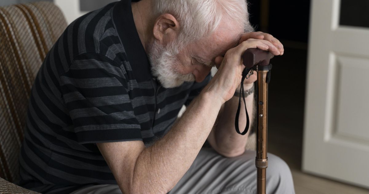 Solidão eleva risco clínico e reduz a sobrevida de idosos com câncer