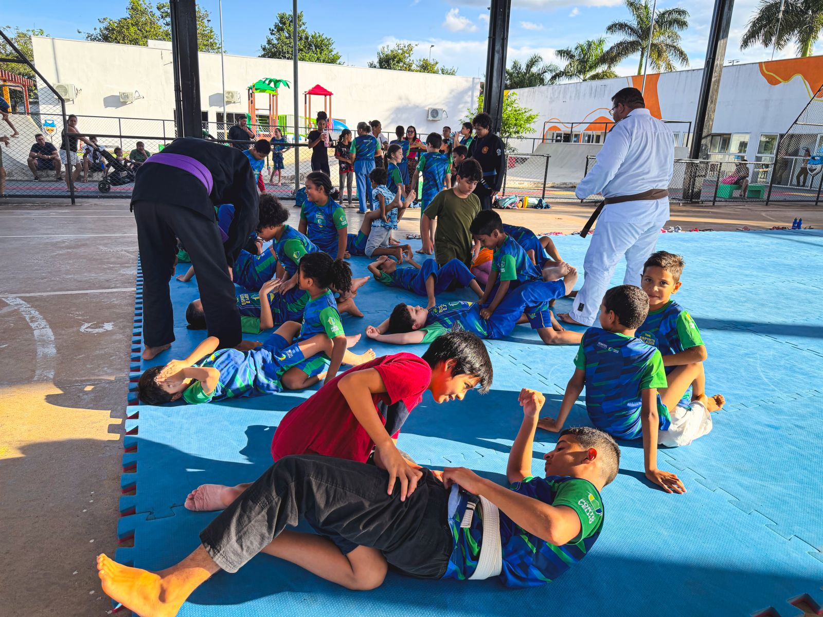 Jiu-jitsu muda rotina de crianças e fortalece vínculos