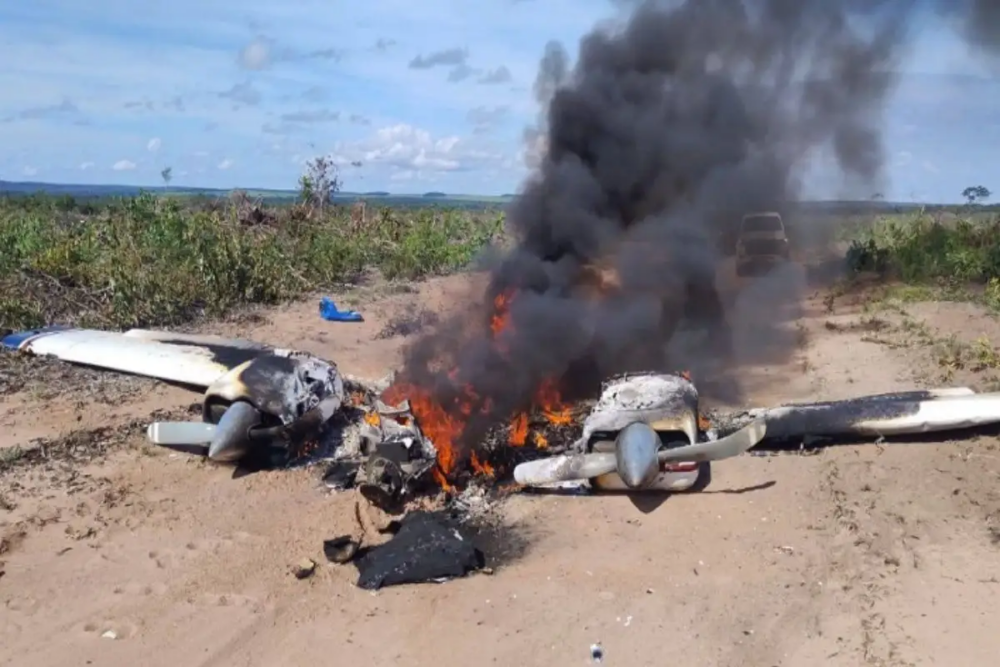 Avião bimotor explode em área de difícil acesso em Mato Grosso